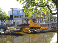 907353 Gezicht op de restauratie van de kademuur aan het begin van de Bemuurde Weerd O.Z. te Utrecht, vanaf de Nieuwekade.